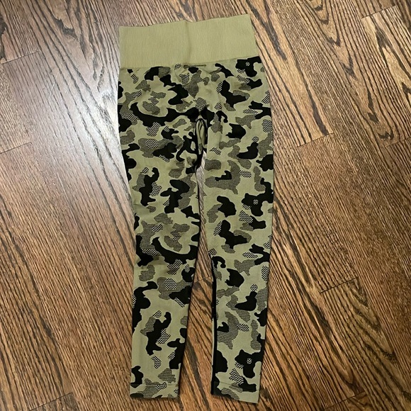 Pants - Camouflage leggings size small